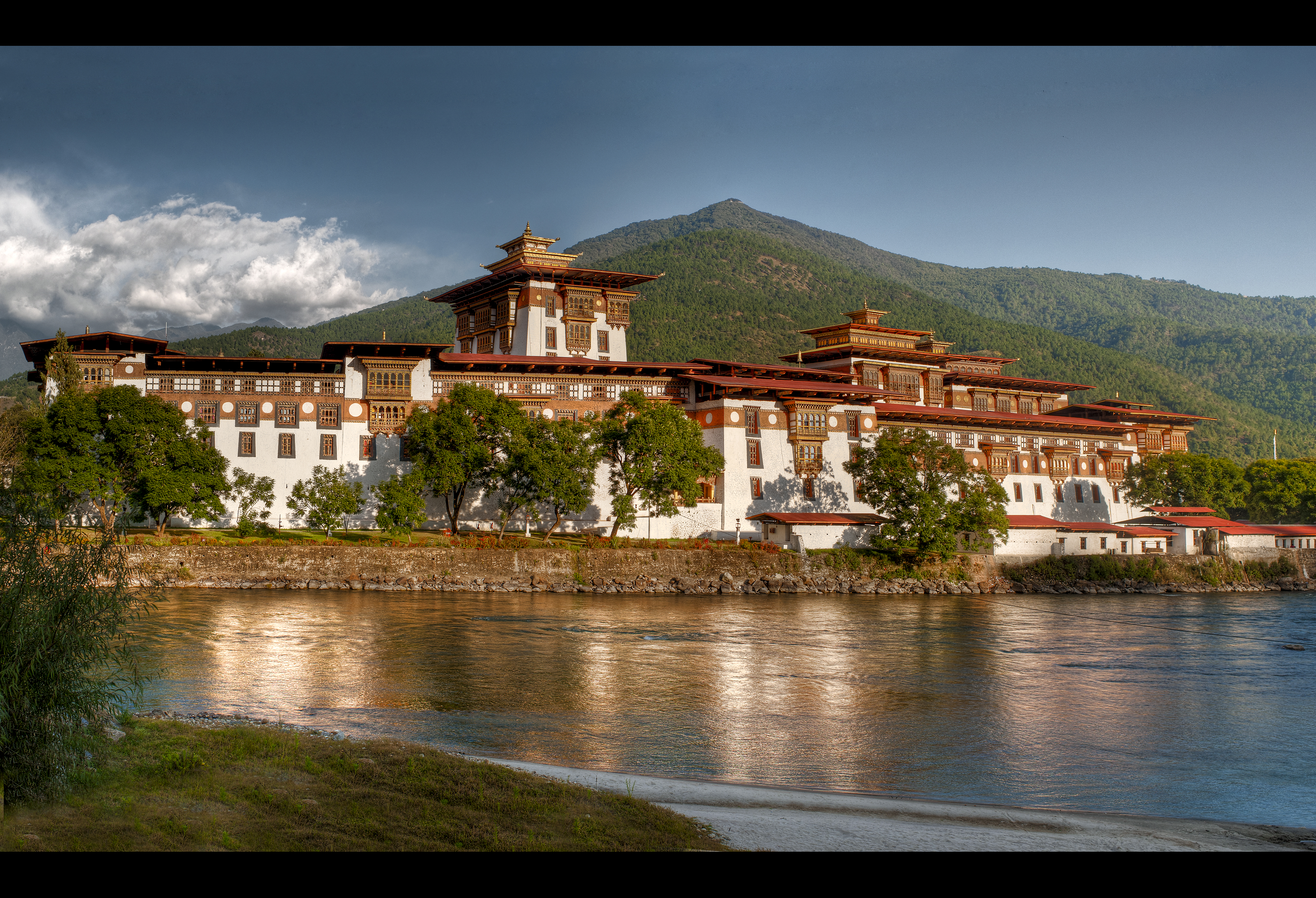 Бутан вопрос. Монастырь Пунакха-дзонг. Пунакха бутан. Дзонг бутан. Крепость монастырь Пунакха-дзонг бутан.
